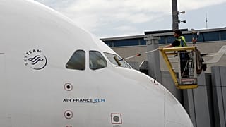 KLM provoca una polémica al pedir a las madres que se cubran para dar el pecho