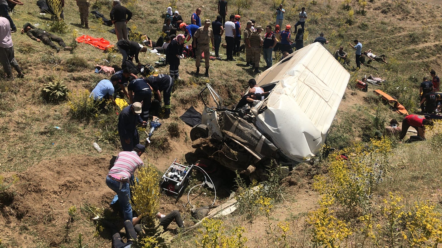 Van'da göçmenleri taşıyan minibüs kaza yaptı: En az 17 ölü