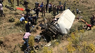 Van'da göçmenleri taşıyan minibüs kaza yaptı: En az 17 ölü