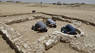 عاملون مسلمون بسلطة الآثار الإسرائيلية يصلون بمسجد اعتبر من أقدمها بالعالم اكتشف بصحراء النقب في الجنوب. تموز 2019