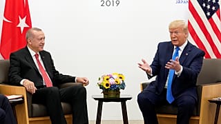 O Τραμπ εξετάζει ακόμη την επιβολή κυρώσεων στην Τουρκία