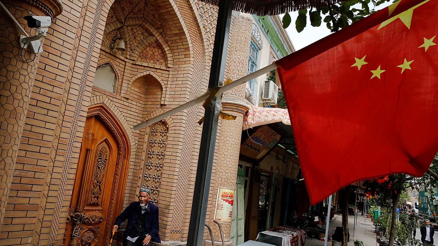 Doğu Türkistan'ın Kaşgar kentinde bir Uygur ve Çin bayrağı