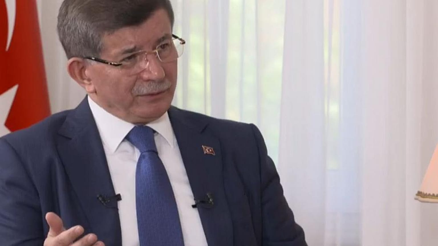 Davutoğlu ile röportaj yapan gazetecilerin programı yayından kaldırıldı