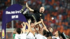 Djamel Belmadi, ct dell'Algeria, festeggiato dai suoi giocatori.