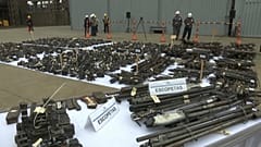 La polizia peruviana distrugge migliaia di armi  
