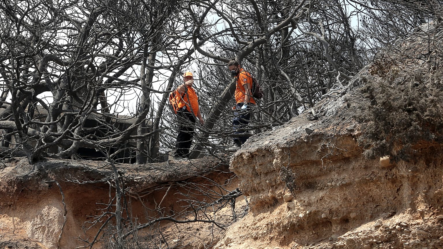 Συνεργεία διάσωσης ερευνούν για ανεύρεση τυχόν αγνοουμένων στην Αργυρά Ακτή