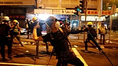 Hong Kong: Yüzleri maskeli grup, Pekin karşıtı göstericilere demir sopalarla saldırdı
