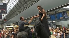 Parigi: lo spettacolo dei centauri alla gare de l'est