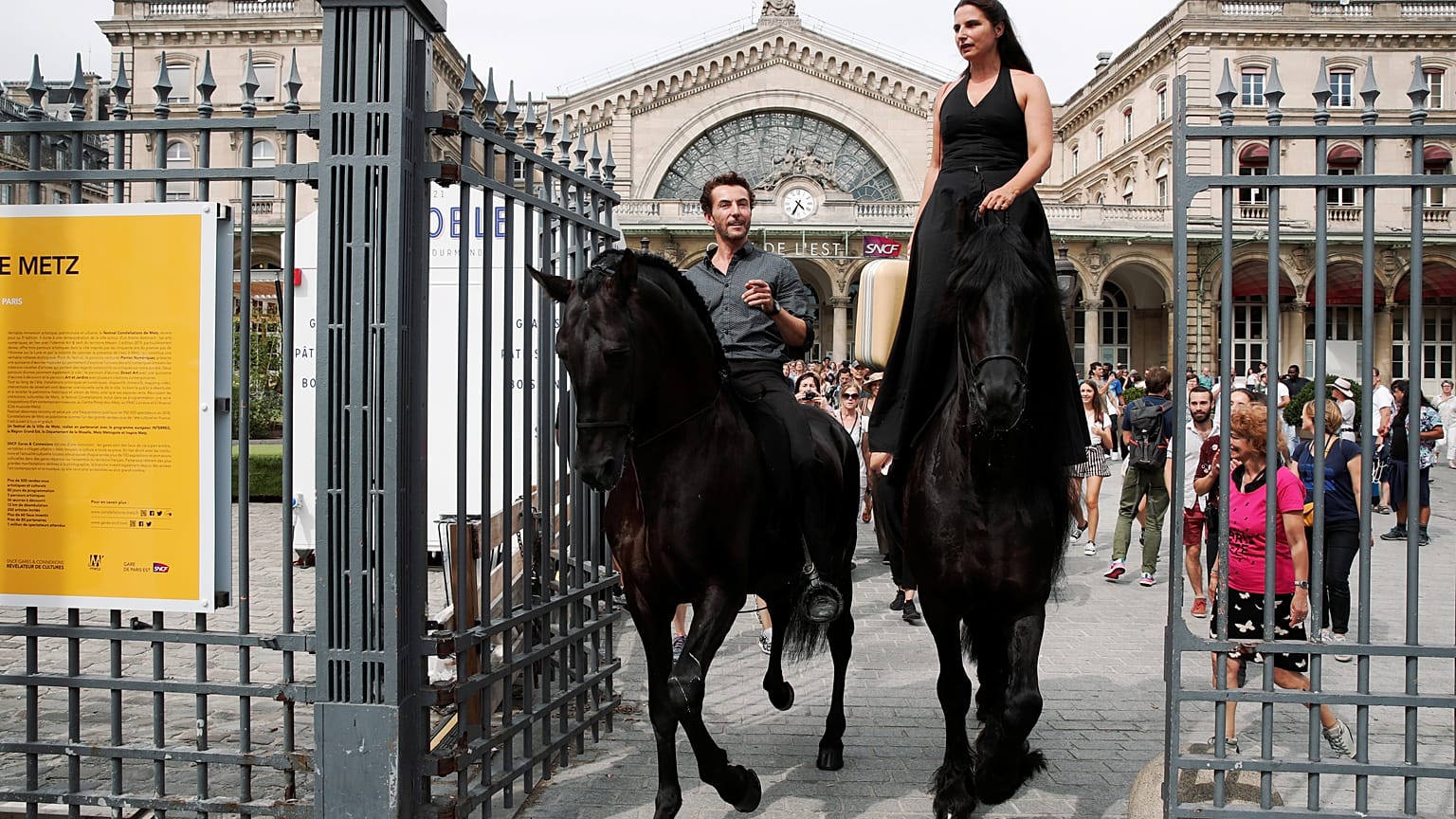 Camille et Manolo "Centaures", une apparition gare de l'Est à Paris 