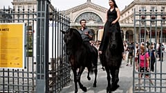 Camille et Manolo "Centaures", une apparition gare de l'Est à Paris 