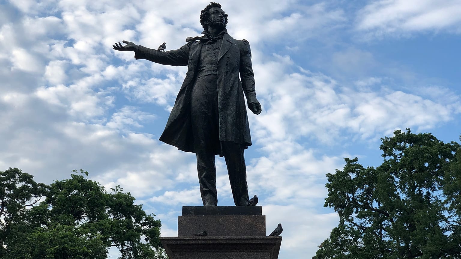Rus yazar Puşkin'in heykeli, St Petersburg
