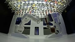 Prag: ein Roboter als Barmann