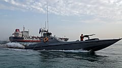 Ein Boot der iranischen Revolutionsgarden fährt vor dem festgesetzten Tanker "Stena Impero"