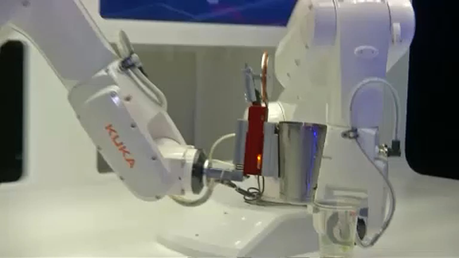 Robotkarok keverik a koktélt egy prágai bárban