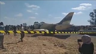 مقاتلة ليبية على حافة طريق شمالي ولاية مدنين في الجنوب التونسي وتبدو قوات أمنية قد طوقت المكان.