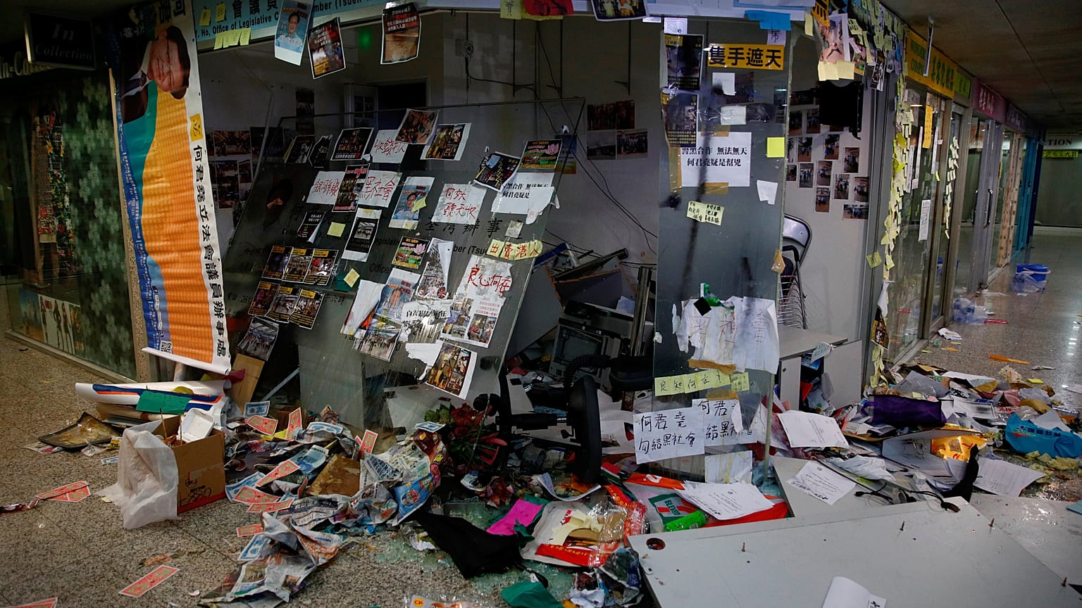 Das verwüstete Büro des Abgeordneten Junius Ho.