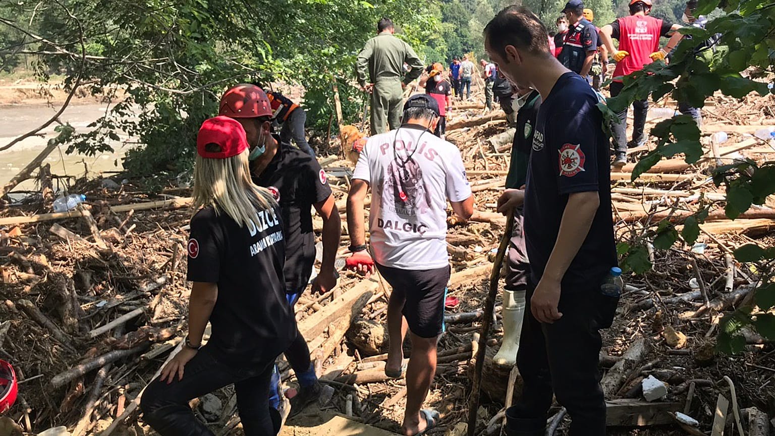Su baskını ve toprak kayması yaşanan Düzce'nin Akçakoca ilçesine bağlı Uğurlu köyünde bir kadın ile çocuk cesedi bulundu. ( Ömer Ürer - Anadolu Ajansı )