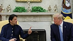 ترامب مستقبلاً رئيس الوزراء الباكستاني، عمران خان، في البيت الأبيض أمس