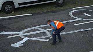 Vídeo: Así trabajan los encargados de rediseñar las pintadas de genitales en las carreteras del Tour