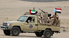 قوات تم تجنيدها من المجلس الانتقالي الجنوبي المدعوم من الإمارات  على متن مركبة في عدن/اليمن