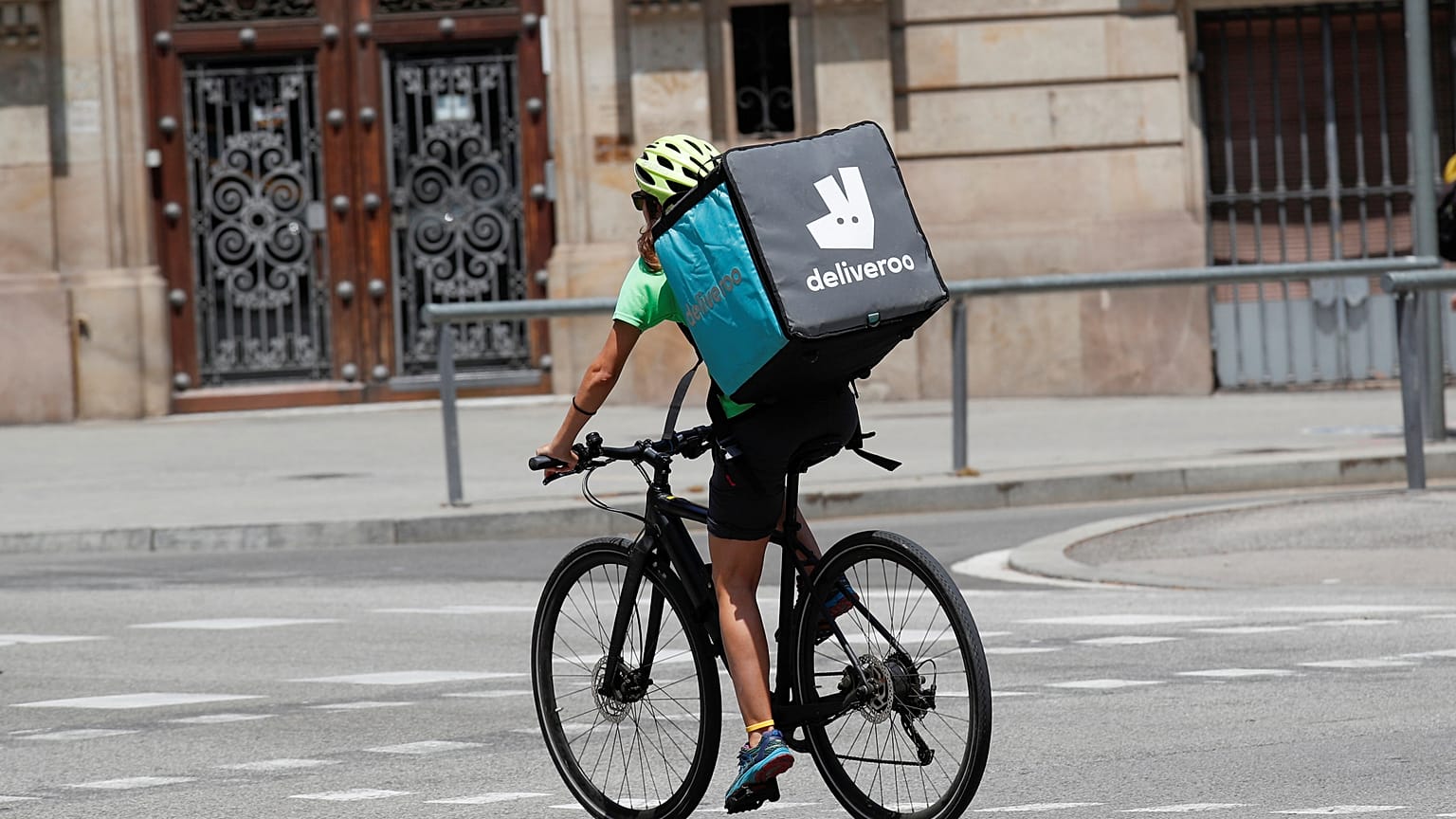 La histórica sentencia contra Deliveroo en España establece que hay relación laboral