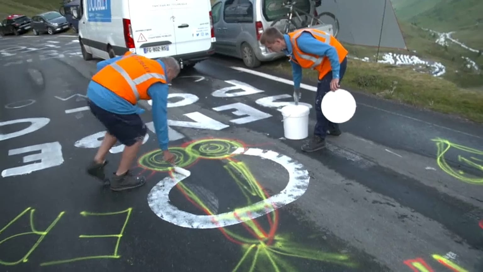Queste 2 persone debbono cancellare i disegni osceni al tour de France