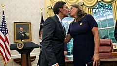 Mark Esper Beyaz Saray'daki yemin töreninin ardından eşi Leah ile öpüştü 