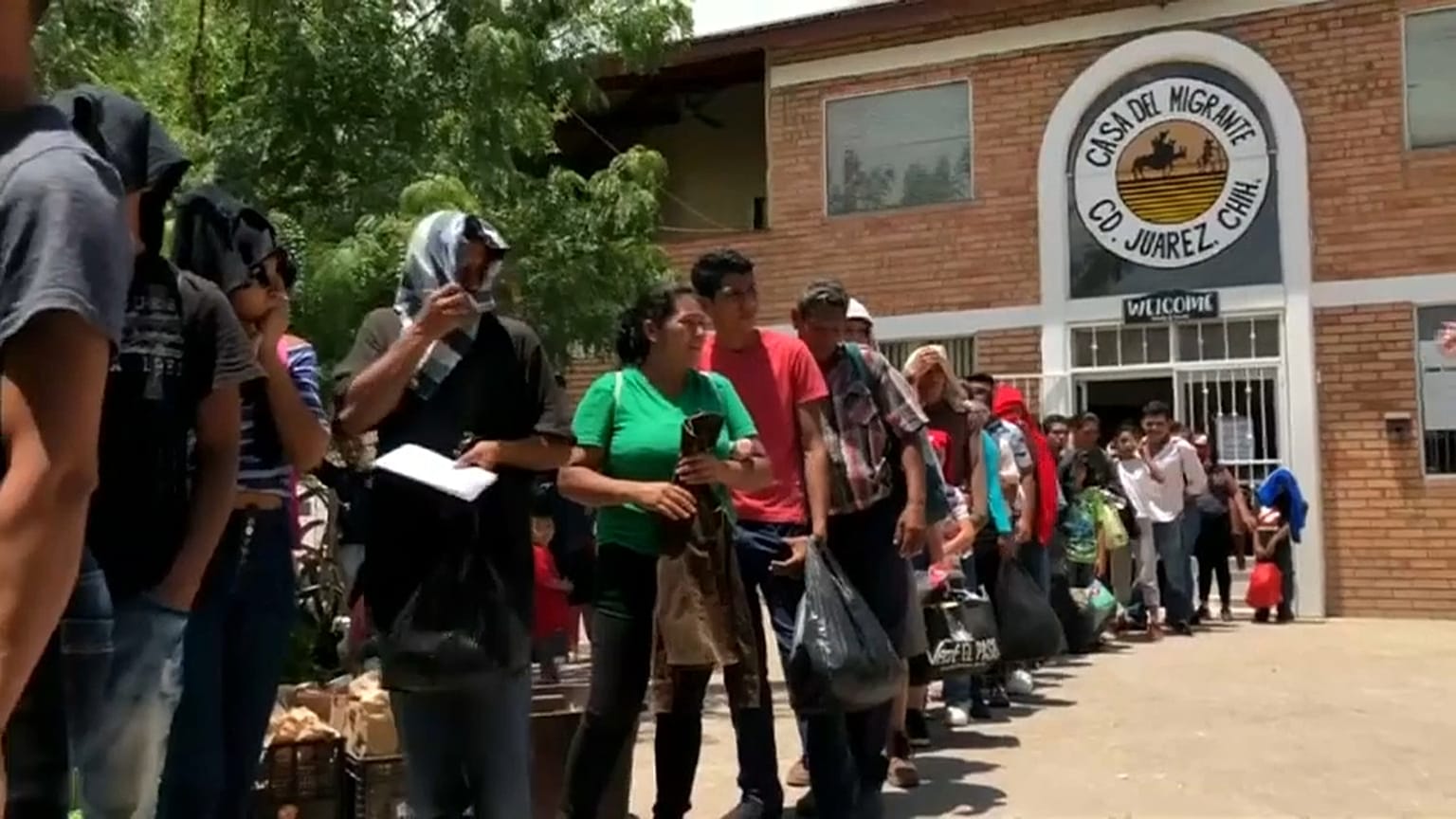 Migrantes regresan a sus países hartos de esperar en México 