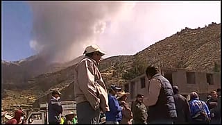 Evacuaciones tras otra erupción del volcán Ubinas en Perú