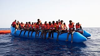 Libya açıklarında göçmenleri taşıyan tekne battı, 116 kişi kayıp