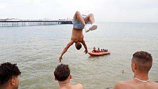 İngiltere'nin Brighton kentinde sıcaktan bunalan gençler suya atladı