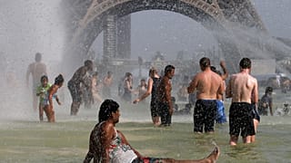 Menschen kühlen sich in den Fontänen der Jardins du Trocadéro in Paris ab.