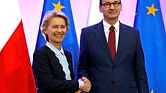 Von der Lyen em Varsóvia com o primeiro-ministro Morawiecki