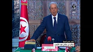 شاهد: الرئيس الانتقالي التونسي محمد الناصر يؤدي قسم اليمين الدستورية