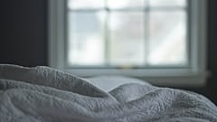 چهار دلیل اصلی که نمی‌گذارد شب‌ها خوب بخوابید