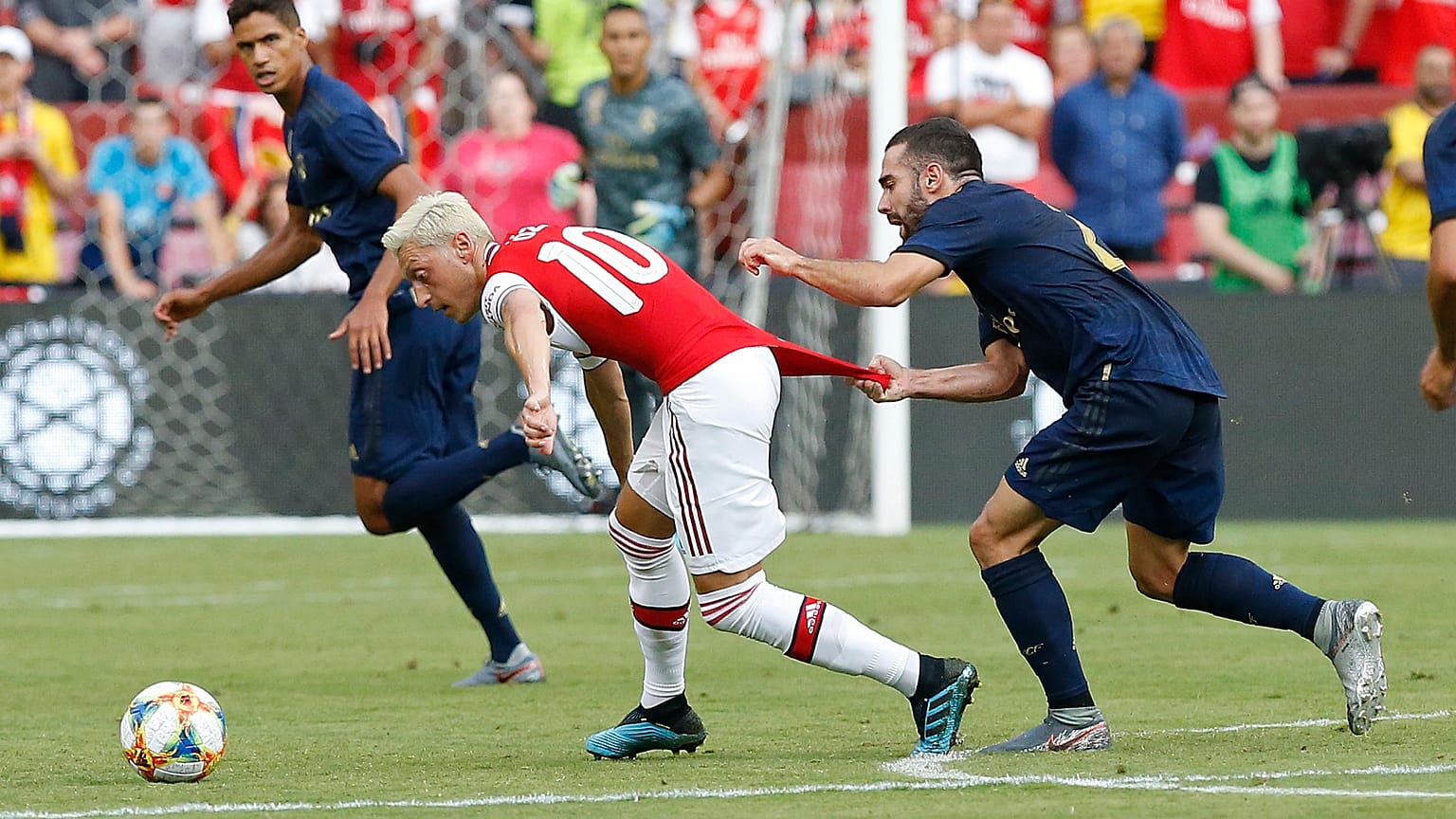 Messer-Gang greift Auto von Mesut Özil an - Kolasinac schlägt zurück