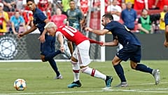 Messer-Gang greift Auto von Mesut Özil an - Kolasinac schlägt zurück
