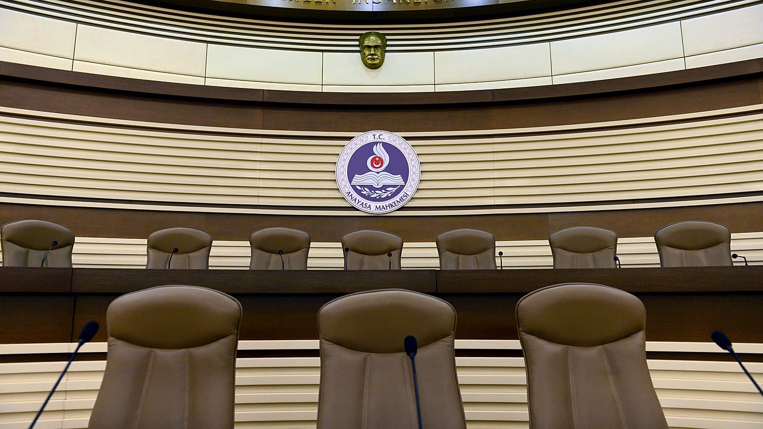 AYM'den pasaportu iptal edilen eşler ve üniversitesi kapatılan öğrenciler hakkında karar
