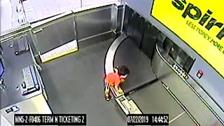 Video | Havalimanında bagaj taşıma bandına giren çocuk yaralı kurtarıldı