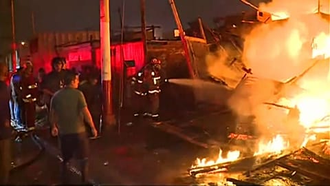 Large fire destroys up to 200 homes in Peru