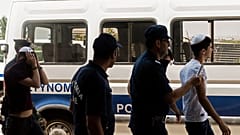 عدد من الإسرائيليين المشتبه بهم في اغتصاب شابة بريطانية في قبرص بعد خروجهم من قاعة المحكمة. تموز 2019