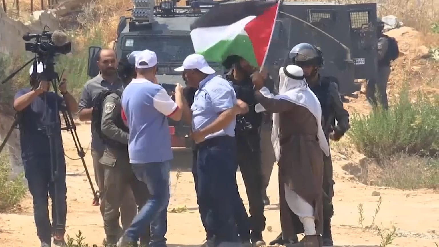 فيديو: الشرطة الإسرائيلية تفرق بالقوة مظاهرة منددة بهدم عشرات المنازل بالقدس 