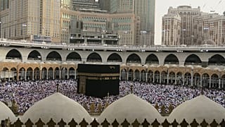 في طريقهم إلى مكة..  ثمانية حجاج يصلون القاهرة على متن دراجات قادمين من لندن