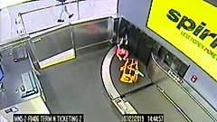 Atlanta: Zweijähriger klettert auf Flughafen-Gepäckband und verschwindet