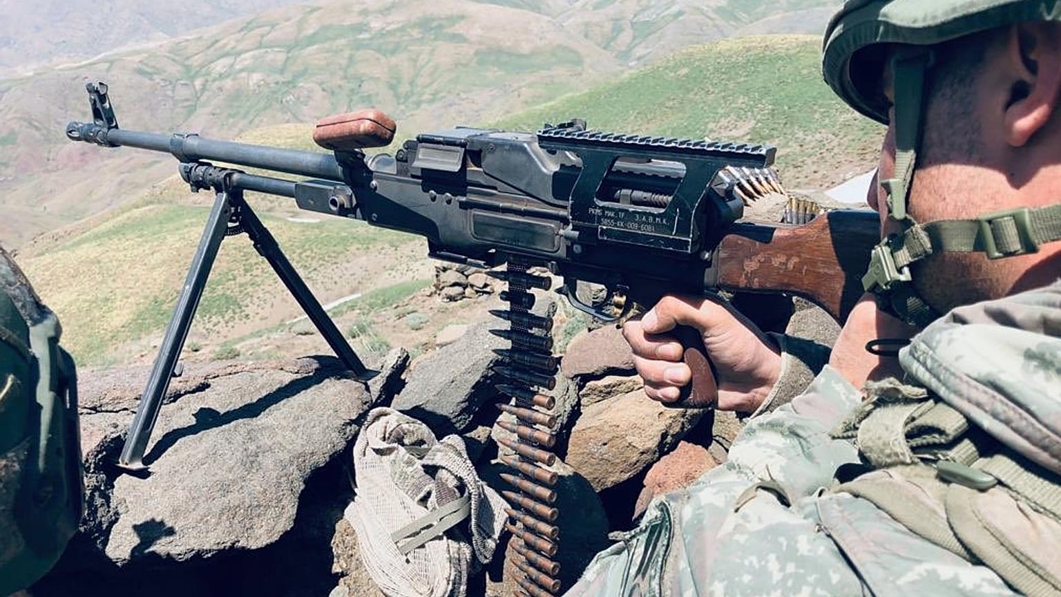 Irak kuzeyinde teröristlerin yuvalandığı bölgelere karşı Pençe-2 Operasyon Planı çerçevesinde yeni bir harekat başlatıldığı açıklandı. ( MSB - Anadolu Ajansı )