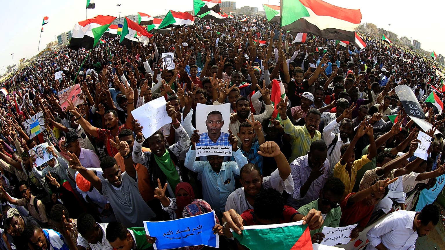 محتجون سودانيون في العاصمة الخرطوم