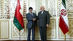 وزير الخارجية الإيراني محمد جواد ظريف (يمينا) يصافح الوزير العماني المسؤول عن الشؤون الخارجية يوسف بن علوي بن عبد الله في طهران يوم السبت