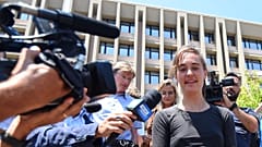 Italienerinnen ohne BH am 27.7.: Solidarität mit Carola Rackete