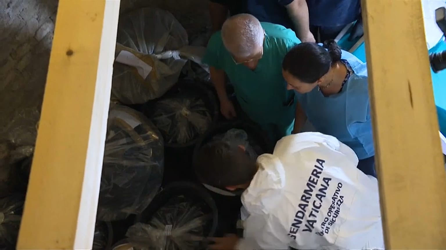 Especialistas forenses avaliam sacos no cemitério teutónico do Vaticano