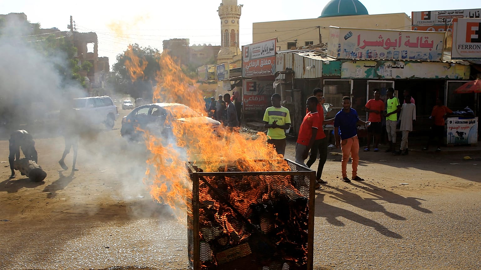 محتجون على تقرير اللجنة يضرمون النار في العاصمة السودانية